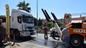 İzmir’de tır ile kamyon çarpıştı: 1 yaralı