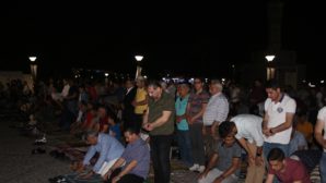 İzmirliler Kadir Gecesi’nde Konak Meydanı’na akın etti