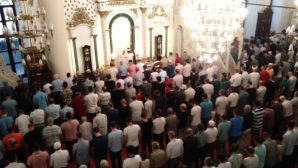 İzmirliler bayram namazı için Hisar Camii’ne akın etti