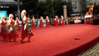 Ayakkabısı çıkan Makedon folklorcu oyunu bırakmadı