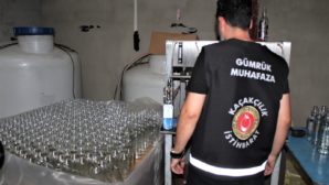 İzmir’de tonlarca sahte içki yakalandı