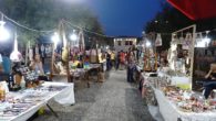 Yeni Foça’da gece pazarına yoğun ilgi