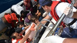 Bir bota 53 kişi binen ve sürüklenen göçmenler facianın eşiğinden döndü