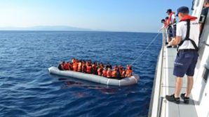 Bir bota 53 kişi binen ve sürüklenen göçmenler facianın eşiğinden döndü