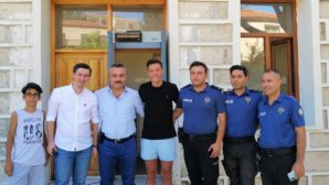 Ünlü futbolcu Mesut Özil’den Alaçatı’da polis merkezine ziyaret