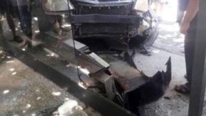 İzmir’de otomobil, otobüs durağına daldı: 2 yaralı