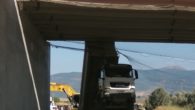 İzmir’de damperi açık kalan kamyon viyadüğe çarptı: 1 yaralı