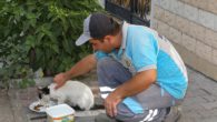 Buca’nın koca yürekli temizlik personeli sokaklara sevgi ekiyor