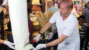 İzmir’de 20 dakikada 250 kilo dondurma tükendi