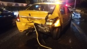 İzmir’de zincirleme trafik kazası… 6 aracın karıştığı kazada 9 kişi yaralandı