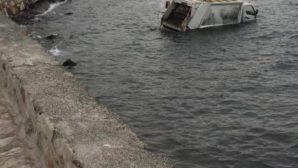 İzmir’de çöp kamyonu denize uçtu: 1 yaralı