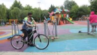 Parkı temizleyen babasına yardım eden İsmail’e hediye bisiklet